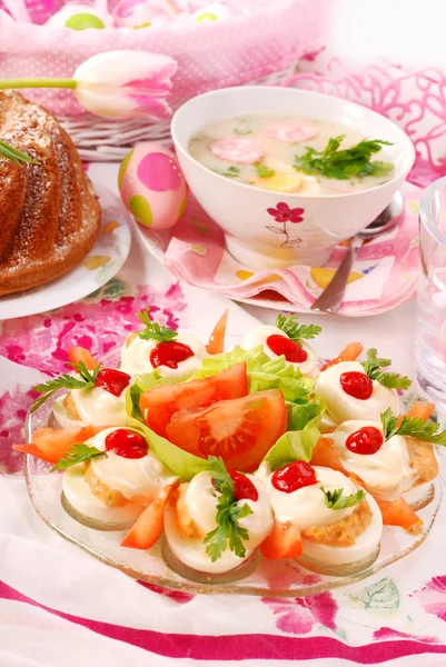 伝統的な料理のポーランドのお祝いテーブルにイースター朝食 — ストック写真