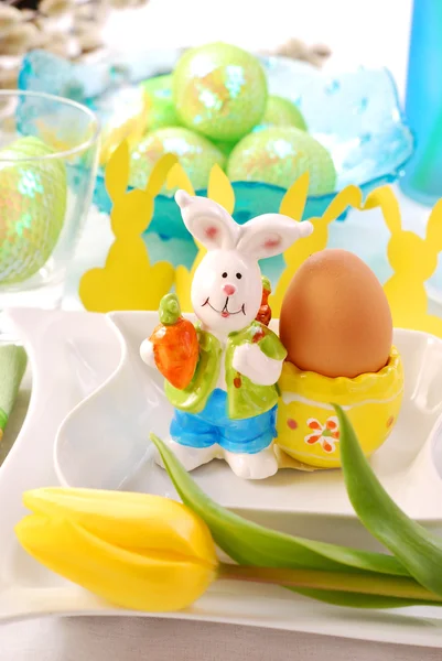 复活节兔子的小雕像和蛋上板表饰 — 图库照片