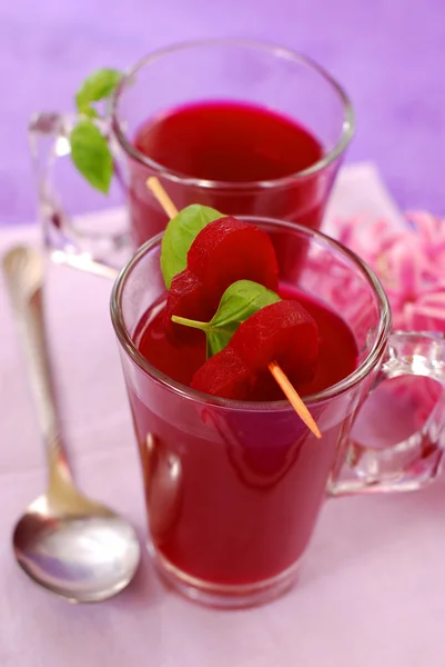 Klare Rübensuppe Roter Borschtsch Glas Mit Herzförmigen Scheiben Und Basilikum — Stockfoto