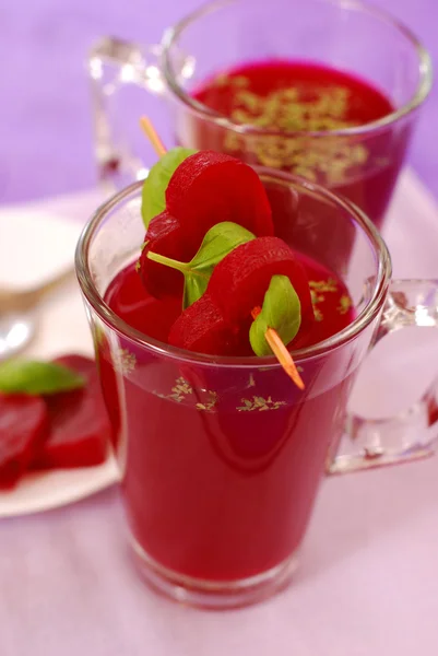 Klare Rübensuppe Roter Borschtsch Glas Mit Herzförmigen Scheiben Und Basilikum — Stockfoto