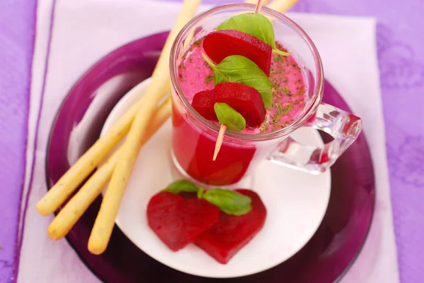 ハート形のスライスで飾られたクリームとグリッシーニ 赤いボルシチ ガラスのビーツスープ — ストック写真