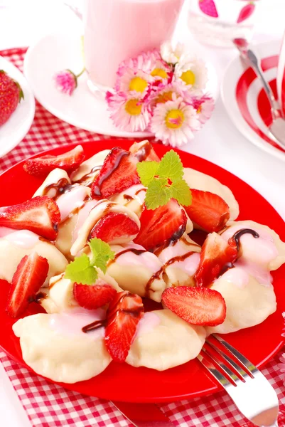 Süße Ravioli Pierogi Mit Käse Und Erdbeerfüllung Sahne Und Schokoladensoße — Stockfoto