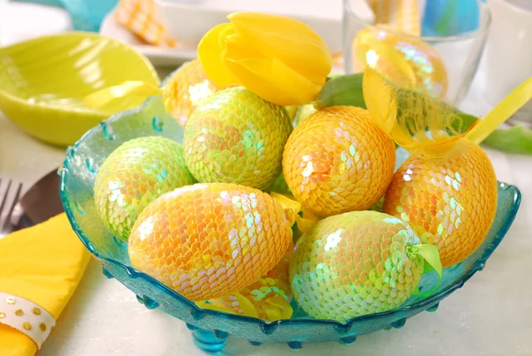 闪耀在碗鸡蛋如同复活节餐桌装饰 — 图库照片