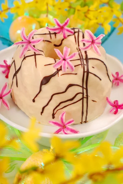 Badem Yüzük Pasta Beyaz Koyu Çikolata Paskalya Masanın Üzerine Dökülür — Stok fotoğraf