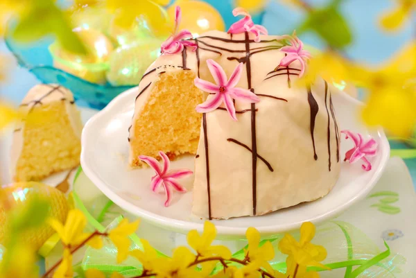 Mandelringkuchen Gegossen Mit Weißer Und Dunkler Schokolade Auf Ostertisch — Stockfoto
