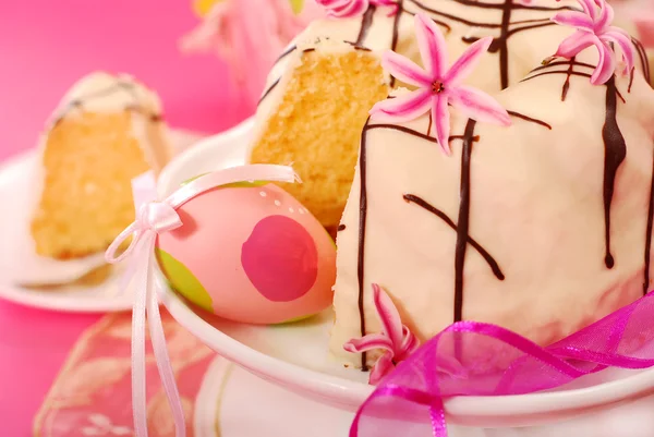 Mandelringkuchen Gegossen Mit Weißer Und Dunkler Schokolade Auf Ostertisch Rosa — Stockfoto