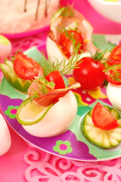 Huevos Rellenos Jamón Parma Pepino Tomate Mayonesa Como Aperitivo Para —  Fotos de Stock