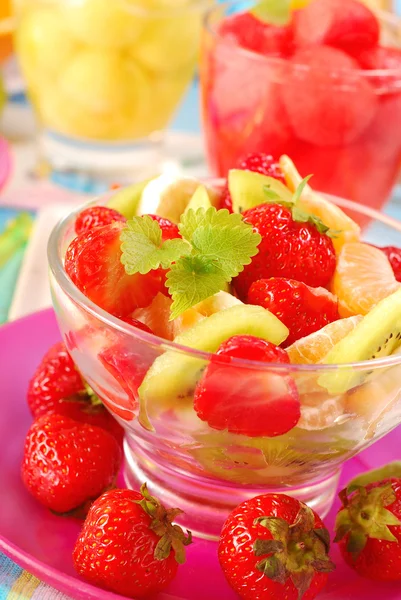 夏日派对碗里的多彩水果沙拉 — 图库照片