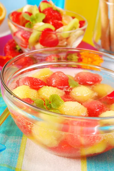 Melonen- und Wassermelonenbällchen mit Soda in Schüssel — Stockfoto