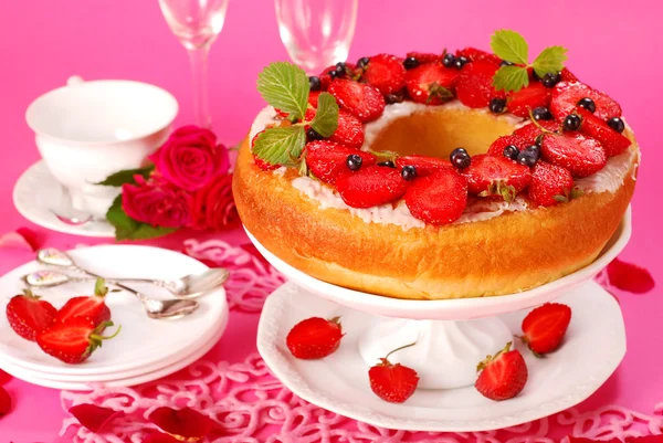 酵母リング ケーキ 新鮮なイチゴとブルーベリー ピンクの背景 — ストック写真