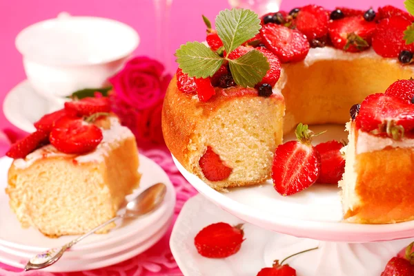 酵母リング ケーキ 新鮮なイチゴとブルーベリー ピンクの背景 — ストック写真