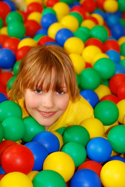 Boldog lány az golyós pool — Stock Fotó