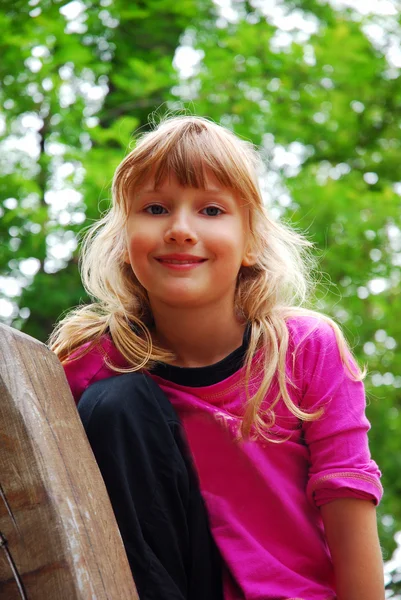 Young girl in park — Stock Photo, Image