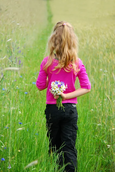 Young girl on field — Stock Photo, Image