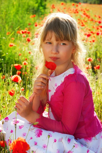 Νεαρό Κορίτσι Στο Λιβάδι Μυρίζοντας Λουλούδια Παπαρούνας — Φωτογραφία Αρχείου