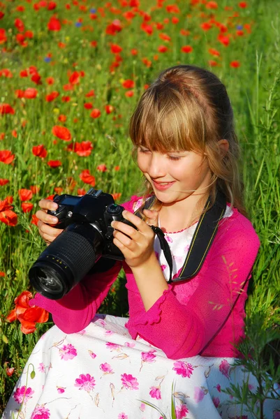 Молодая Девушка Фотографирует Маки Лугу Помощью Профессиональной Камеры — стоковое фото