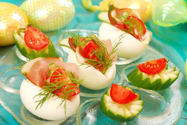 Huevos Rellenos Jamón Parma Pepino Tomate Mayonesa Como Aperitivo Para — Foto de Stock