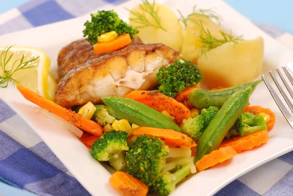 Stekt Hälleflundra Fisk Med Grönsaker Och Potatis Till Middag — Stockfoto