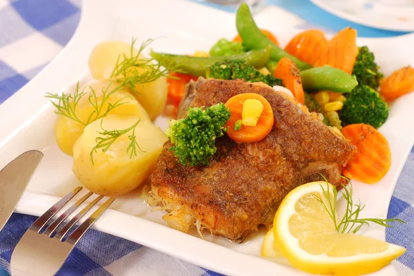 Fried halibut with vegetables for dinner — Stok fotoğraf
