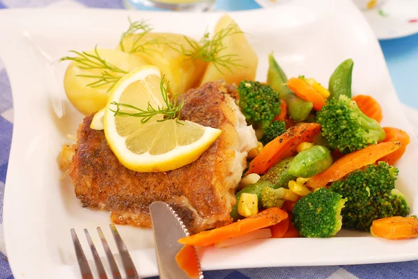 Stekt Hälleflundra Fisk Med Grönsaker Och Potatis Till Middag — Stockfoto