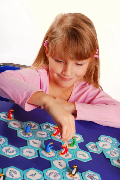 Liten flicka spela brädspel — Stockfoto