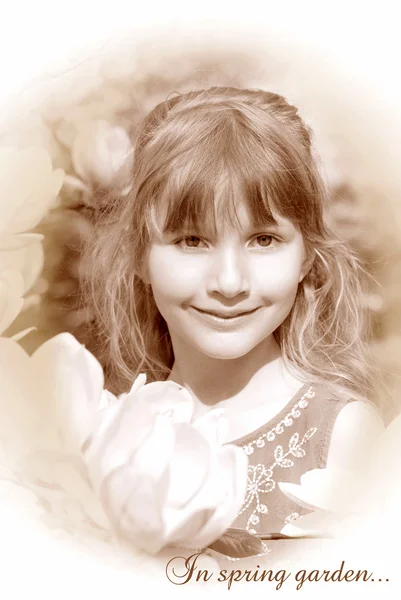 Πορτραίτο Κοριτσιού Στον Κήπο Άνοιξη Magnolia Άνθος Σέπια — Φωτογραφία Αρχείου