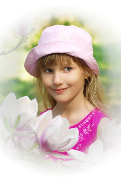 Молодая девушка в весеннем саду в высоком ключе — стоковое фото