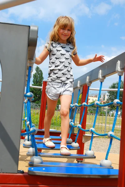 Mädchen Überquert Hängebrücke Auf Modernem Spielplatz — Stockfoto