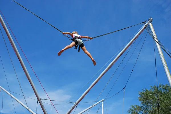 Mladá Dívka Baví Laně Jumping — Stock fotografie