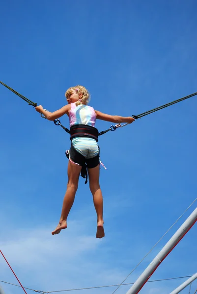 Junges Mädchen Hat Spaß Beim Seilspringen — Stockfoto