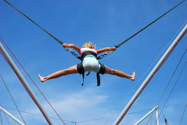 Ung flicka på rep hoppande — Stockfoto