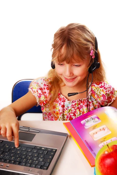 Mädchen lernen mit Laptop — Stockfoto