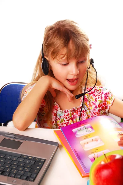 Flicka Med Hörlurar Lära Sig Språk Med Laptop — Stockfoto