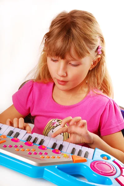 어린 소녀가 피아노 키보드 연주 — 스톡 사진