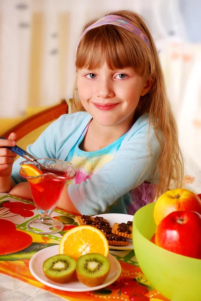 Liten Flicka Äter Dessert Och Frukt Hemma — Stockfoto
