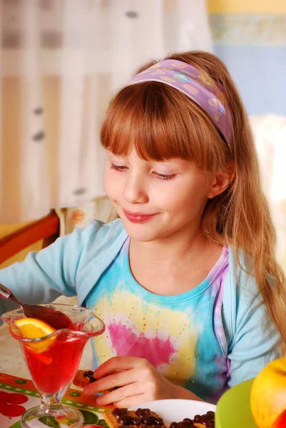 Liten Flicka Äter Dessert Och Frukt Hemma — Stockfoto