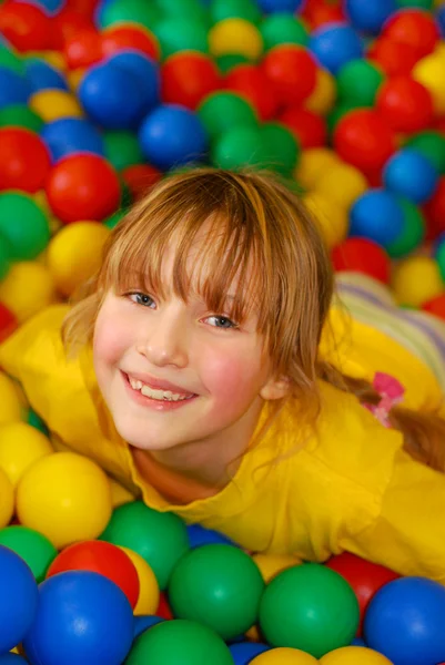 Chica feliz en la piscina de pelota — Foto de Stock
