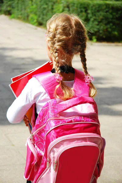 Młoda dziewczyna idzie do szkoły — Zdjęcie stockowe