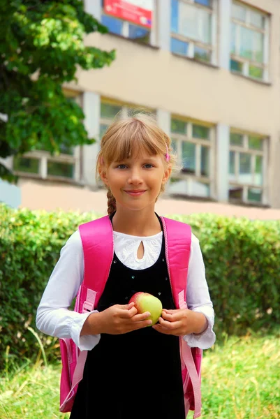 Молодая Девушка Розовым Рюкзаком Идет Школу — стоковое фото