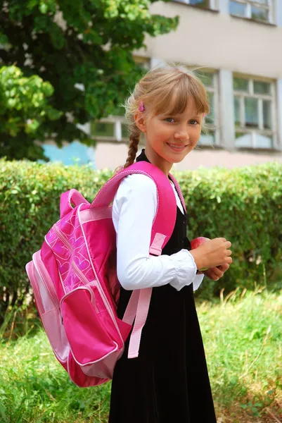 Ung flicka gå i skolan — Stockfoto