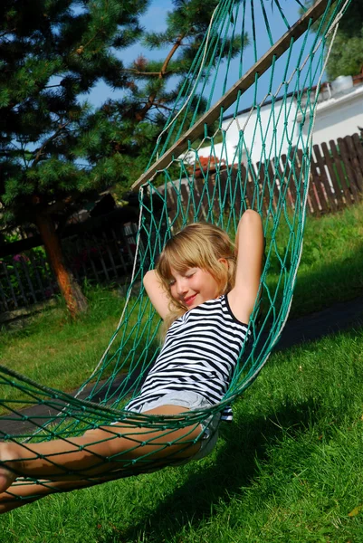 Junges Mädchen Entspannt Sich Hängematte — Stockfoto