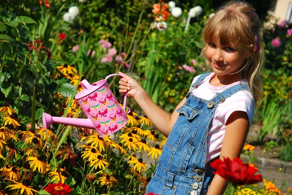 Junges Mädchen Gießt Blumen Garten Mit Rosa Kanne — Stockfoto