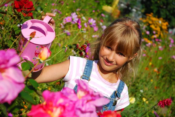 Ung Flicka Vattna Blommorna Trädgården Med Rosa Kan — Stockfoto