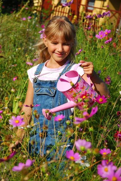 Jovem Menina Regando Flores Jardim Com Lata Rosa — Fotografia de Stock