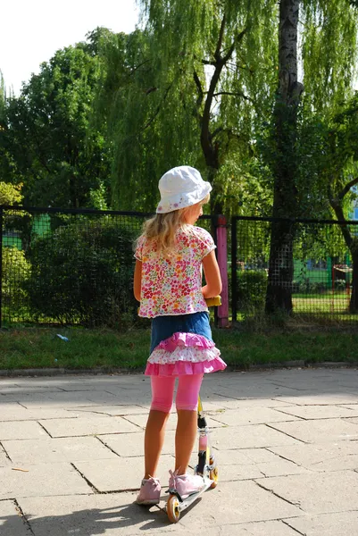 Junges Mädchen Fährt Roller Sonnigem Tag — Stockfoto