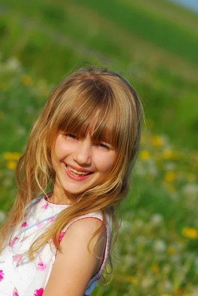 Young girl on meadow — Stock Photo, Image