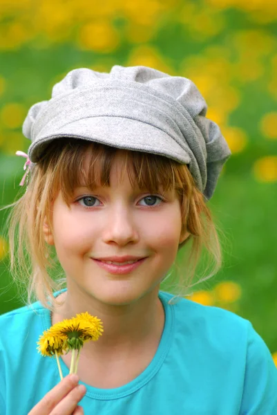 Jeune Fille Avec Des Fleurs Pissenlit Sur Prairie — Photo