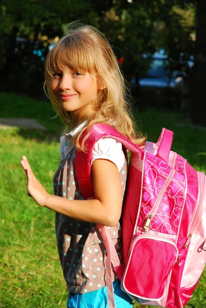 ピンクのバックパックを学校に行く若い女の子 — ストック写真
