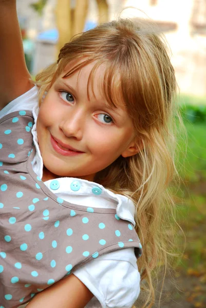 Портрет молодой девушки на открытом воздухе — стоковое фото