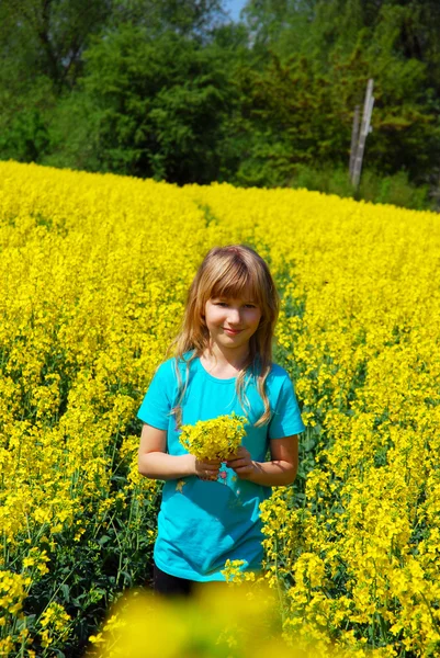 Young girl in rape field — Stock Photo, Image